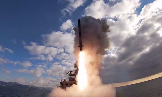 Tàu chiến Nga bắn tên lửa Kalibr. Ảnh: Bộ Quốc phòng Nga