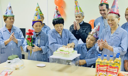 Niềm vui của bệnh nhân dự chương trình "Bánh sinh nhật yêu thương" ngày 12.2. Ảnh: Sống Sẻ Chia