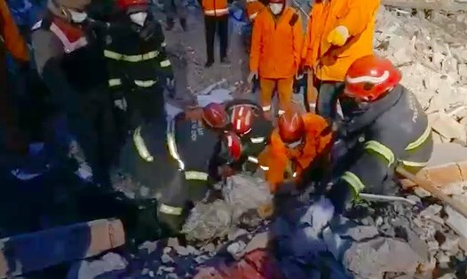 Lực lượng cứu nạn cứu hộ Việt Nam và Pakistan tiếp cận nạn nhân tại nơi đổ nát của thành phố Adiyaman, Thổ Nhĩ Kỳ. Ảnh cắt từ clip của Cục Cảnh sát PCCC&CNCH