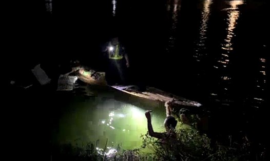 Công an cùng người dân cứu sống bé gái nhảy sông Đồng Nai tự tử. Ảnh: Cơ quan chức năng cung cấp