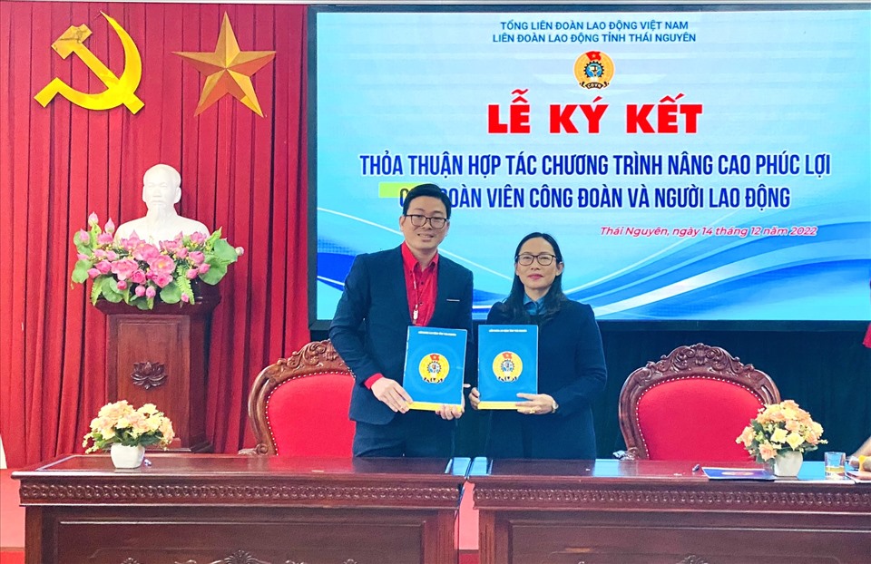 Bà Hoàng Thu Hằng - Phó Chủ tịch Thường trực LĐLĐ tỉnh Thái Nguyên - ký thoả thuận với đối tác nhằm đem lại phúc lợi cho đoàn viên. Ảnh: Công đoàn Thái Nguyên