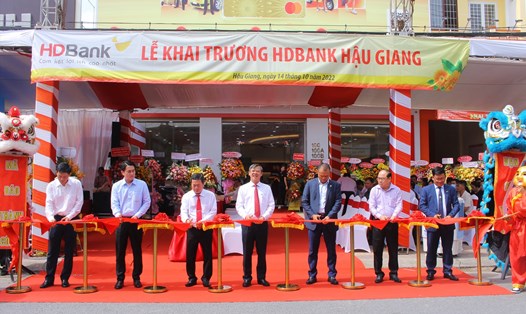 Nhân dịp khai trương HDBank Hậu Giang (tháng 10.2022), HDBank trao tặng 2 căn nhà tình thương cho hộ cận nghèo trên địa bàn tỉnh. Nguồn: HDBank