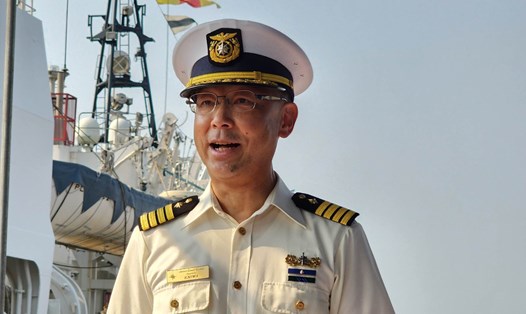 Đại tá Niwa Satoshi - Chỉ huy tàu Lực lượng Bảo vệ bờ biển Nhật Bản làm trưởng đoàn trong chuyến thăm Đà Nẵng. Ảnh: Thùy Trang