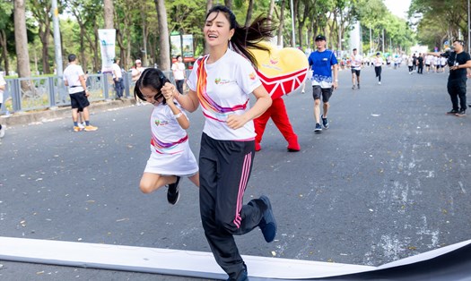 Siêu mẫu Vũ Thu Phương  và 4 cô con gái đã tham dự đường đua "Chạy vì trái tim".