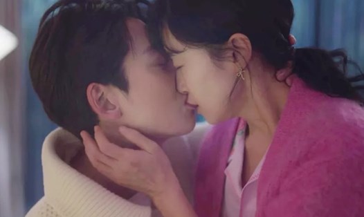 Jung Kyung Ho, Jeon Do Yeon hôn ngọt ngào trên màn ảnh. Ảnh: Nhà sản xuất tvN.