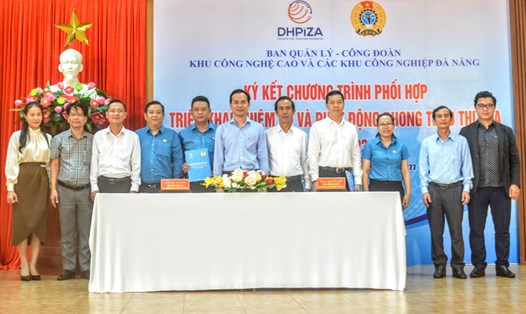Ban quản lý - Công đoàn Khu công nghệ cao và các khhu công nghiệp Đà Nẵng ký kết phối hợp. Ảnh: Tường Minh
