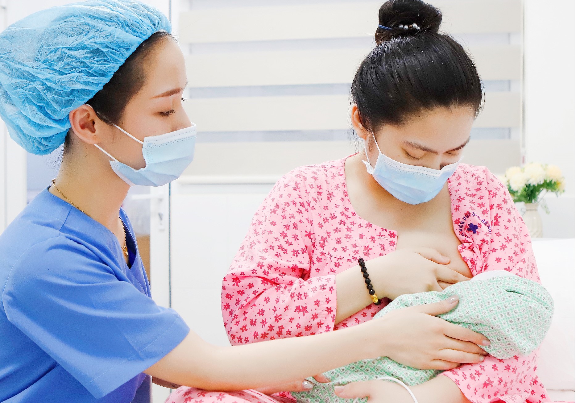 Nhân viên y tế hỗ trợ mẹ cho bé bú ngay sau sinh. Nguồn ảnh: Bệnh viện Phụ sản Hà Nội