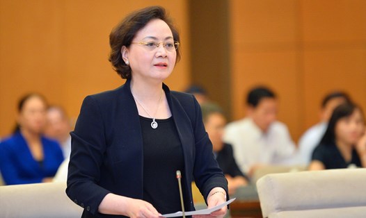 Bộ trưởng Bộ Nội vụ Phạm Thị Thanh Trà trình bày báo cáo tại phiên họp. Ảnh: Nghĩa Đức