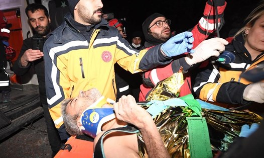 Lực lượng cứu hộ chuyển một người sống sót sau trận động đất ở Antakya, tỉnh Hatay, Thổ Nhĩ Kỳ, ngày 11.2.2023. Ảnh: Xinhua
