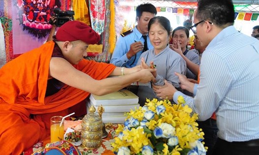 Cộng đồng người khiếm thị khiếm thính Việt Nam đón nhận quà tặng Phật pháp từ ngài Thuksey Rinpoche tại chùa Thiên Quang (Bình Dương) vào năm 2014. Ảnh: Ban tổ chức