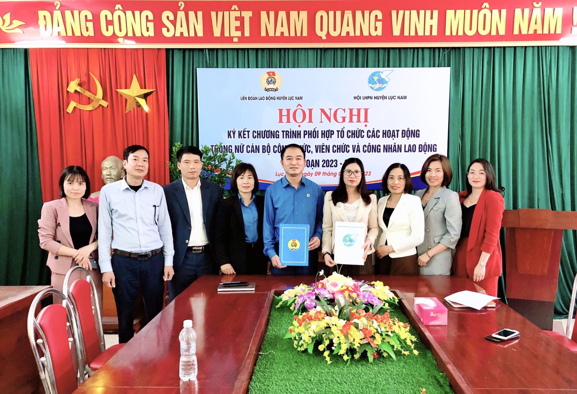 Lãnh đạo Liên đoàn Lao động huyện Lục Nam và Hội Liên hiệp phụ nữ huyện Lục Nam ký chương trình phối hợp. Ảnh: LĐLĐ huyện Lục Nam