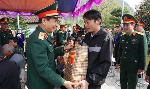 Đại tướng Phan Văn Giang nhất trí hỗ trợ Cao Bằng rà phá bom mìn hơn 15.000 m2 đất để phát triển kinh tế. Ảnh: Xuân Thương.