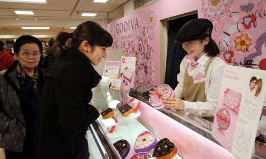 Những người phụ nữ Nhật Bản mua hộp socola làm quà tặng trước ngày lễ Tình nhân tại cửa hàng bách hóa Mitsukoshi ở Tokyo. Ảnh: AFP