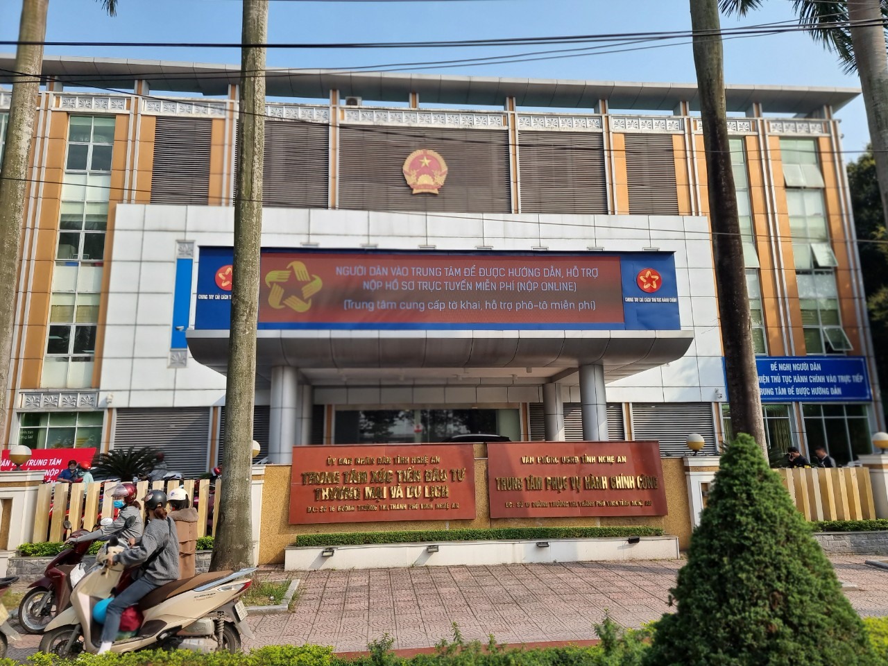 Ngăn chặn cò hoạt động trước Trung tâm Phục vụ Hành chính công tỉnh Nghệ An