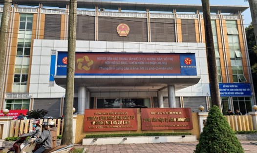 Trung tâm Phục vụ Hành chính công tỉnh Nghệ An hướng dẫn người dân làm thủ tục hành chính trực tiếp vào nộp hồ sơ. Ảnh: Quang Đại