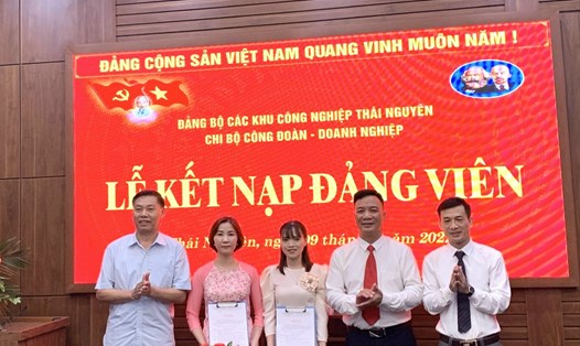 Đảng bộ Các khu công nghiệp tỉnh Thái Nguyên, Chi bộ Công đoàn - Doanh nghiệp tổ chức kết nạp đảng viên mới. 
Ảnh: Công đoàn Thái Nguyên