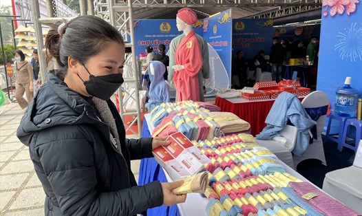 Đoàn viên mua hàng Việt Nam bằng voucher được CĐ hỗ trợ tại Chợ Tết CĐ năm 2023 do LĐLĐ Thành phố Hà Nội tổ chức. Ảnh: Linh Nguyên