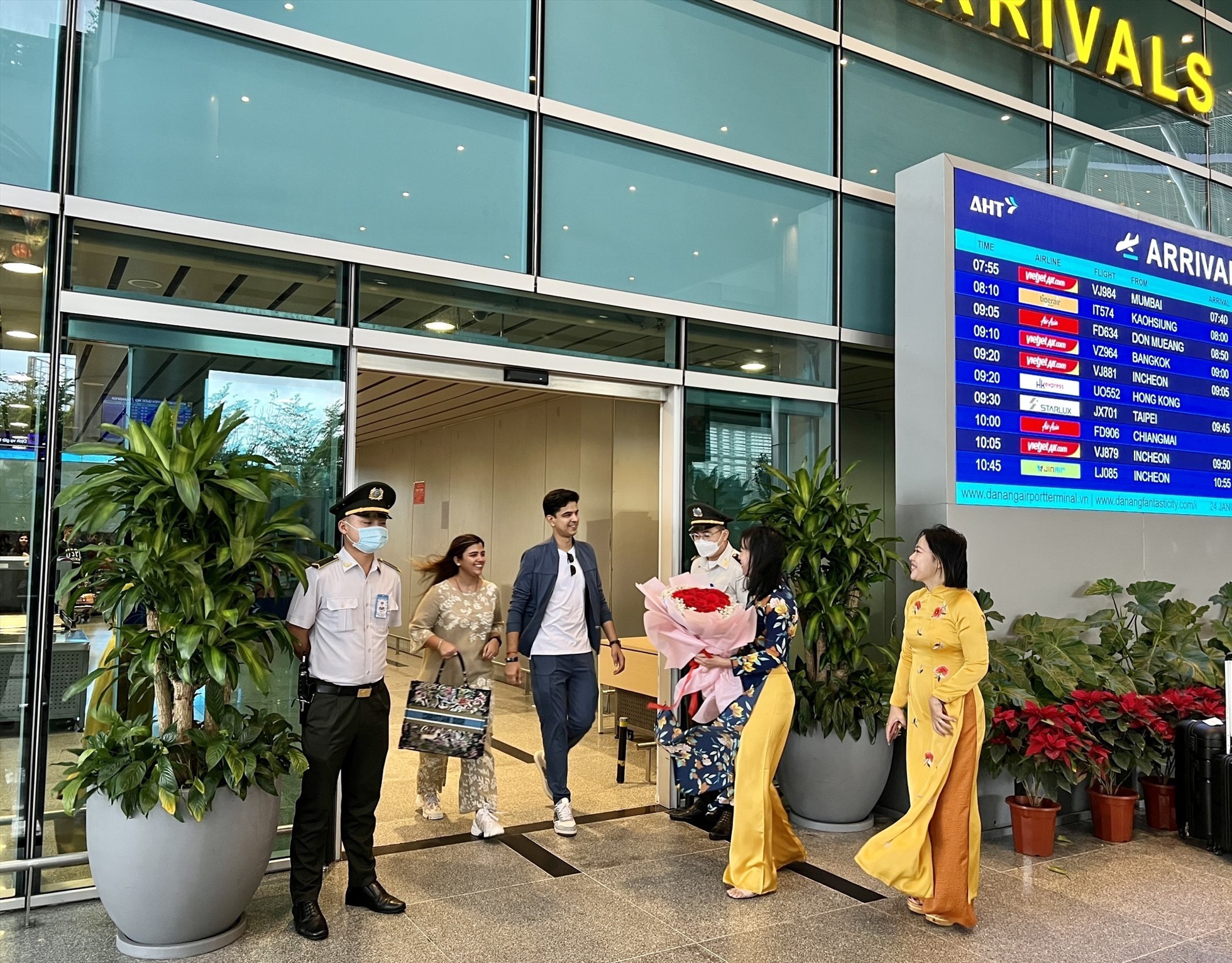 Cô dâu Tuisha và chú rể Gaurav người Ấn Độ được chào đón tại sân bay quốc tế Đà Nẵng ngày 24.1. Ảnh: Thùy Trang