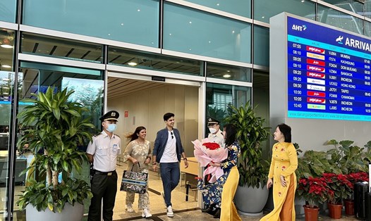 Cô dâu Tuisha và chú rể Gaurav người Ấn Độ được chào đón tại sân bay quốc tế Đà Nẵng ngày 24.1. Ảnh: Thùy Trang