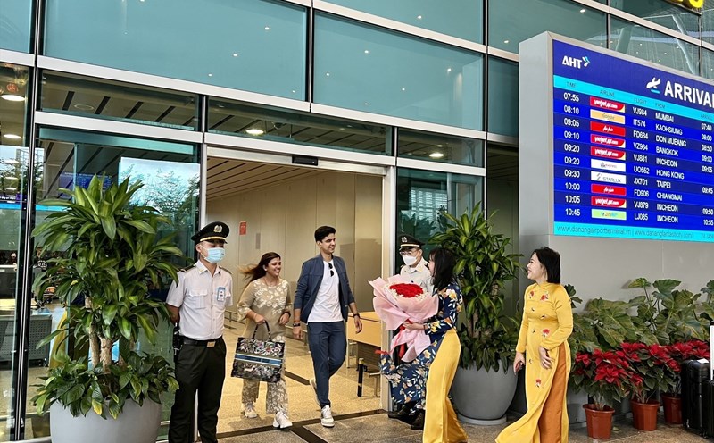 Cô dâu Tuisha và chú rể Gaurav người Ấn Độ được chào đón tại sân bay quốc tế Đà Nẵng ngày 24.1. Ảnh: Thùy Trang