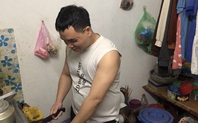 Anh Nguyễn Văn Tâm nấu ăn trong căn phòng trọ chật chội tại thôn Hậu Dưỡng, xã Kim Chung, huyện Đông Anh, Hà Nội. Ảnh: Phương - Hân