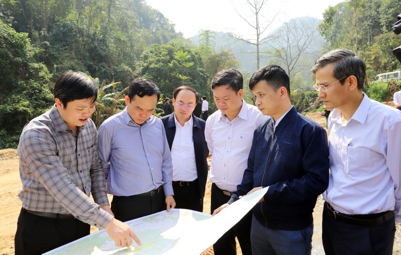 Phó Thủ tướng Trần Lưu Quang (thứ hai từ trái sang) khảo sát việc thực hiện Chương trình Mục tiêu Quốc gia tại huyện Ngân Sơn (Bắc Kạn). Ảnh: Quý Đôn