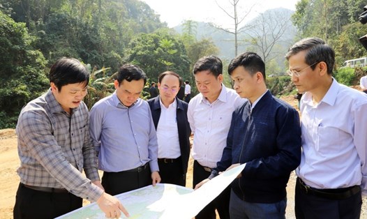 Phó Thủ tướng Trần Lưu Quang (thứ hai từ trái sang) khảo sát việc thực hiện Chương trình Mục tiêu Quốc gia tại huyện Ngân Sơn (Bắc Kạn). Ảnh: Quý Đôn