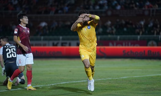 Ryan Ha ghi bàn ở cuối hiệp 1, mở ra trận thắng cho đội Khánh Hòa trước TPHCM ngay trên sân khách. Ảnh: Trương Tam
