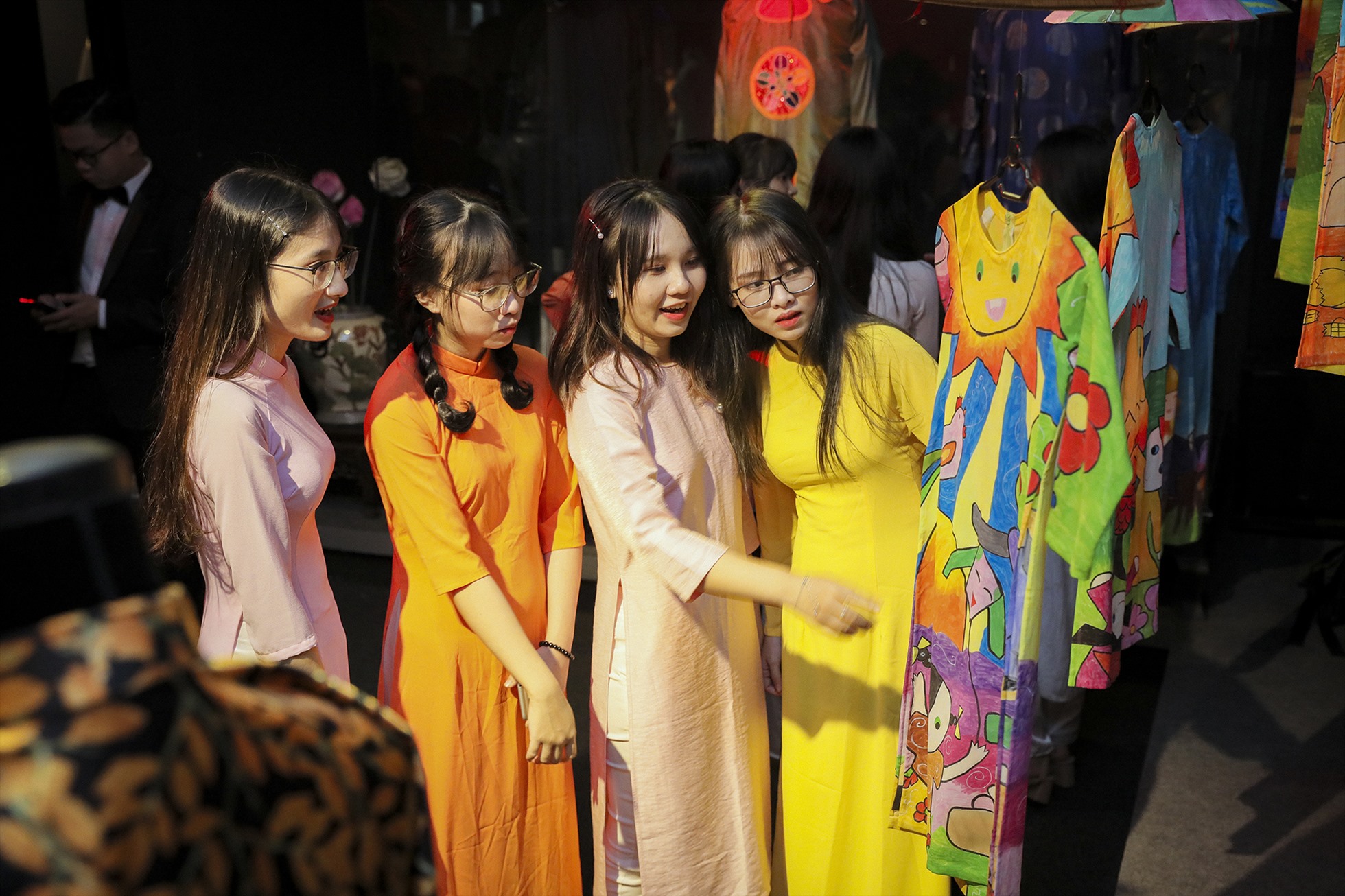 Các bạn trẻ trong tà áo dài. Ảnh: Chương trình