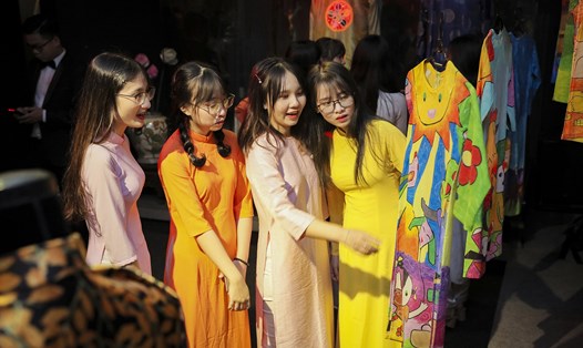 Các bạn trẻ trong tà áo dài. Ảnh: Chương trình