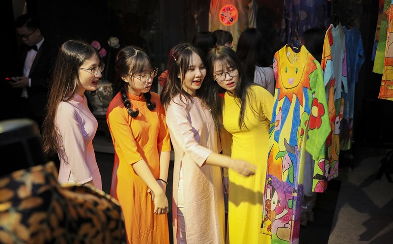 Các bạn trẻ trong tà áo dài. Ảnh: Chương trình
