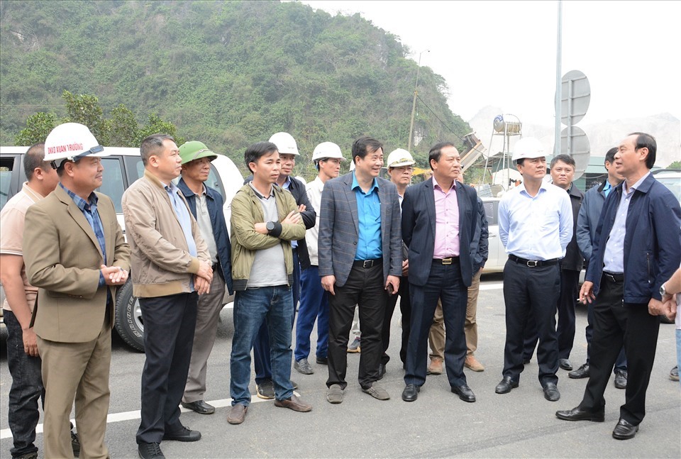 Thứ trưởng Bộ Giao thông Vận tải Lê Đình Thọ (ngoài cùng bên phải) và Chủ tịch Công đoàn Giao thông Vận tải Việt Nam Phạm Hoài Phương động viên công nhân. Ảnh: Nguyễn Quyết