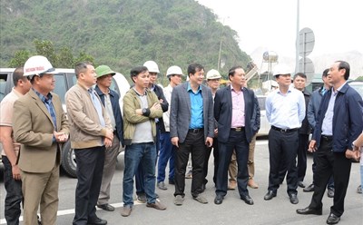 Thứ trưởng Bộ Giao thông Vận tải Lê Đình Thọ (ngoài cùng bên phải) và Chủ tịch Công đoàn Giao thông Vận tải Việt Nam Phạm Hoài Phương động viên công nhân. Ảnh: Nguyễn Quyết