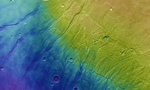 Bức ảnh sao Hỏa cho thấy những vết nứt Nectaris Fossae và Protva Valles. Các phần thấp hơn có màu xanh lam và tím, các vùng cao hơn có màu trắng và đỏ. Ảnh: ESA