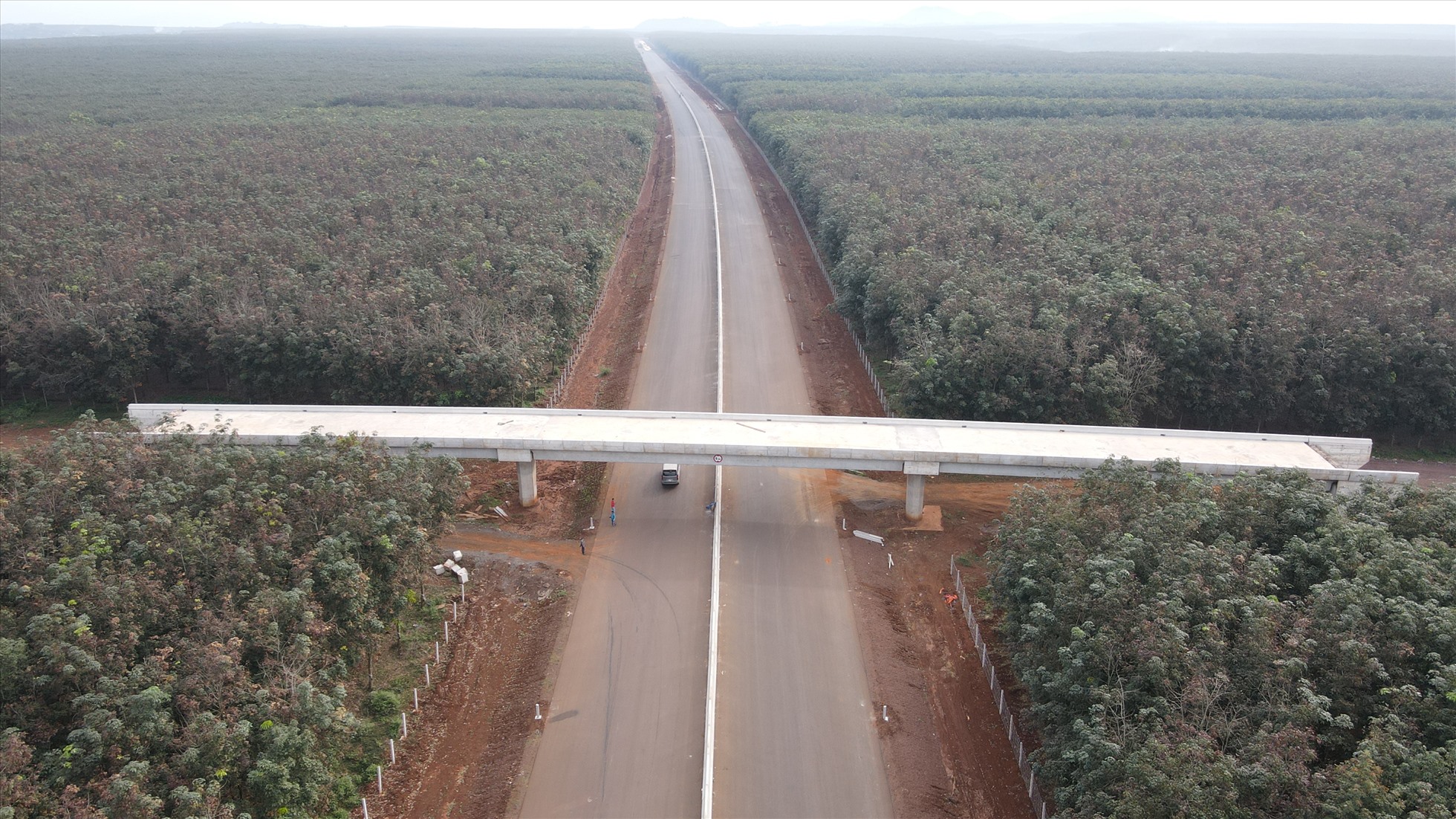 Tuyến chính trên cao tốc Phan Thiết - Dầu Giây đã thông suốt, tuy nhiên các hạng mục đường gom dân sinh, đường song hành, đường dẫn cầu vượt cao tốc thiếu nguồn đất đắp. Ảnh: Hà Anh Chiến