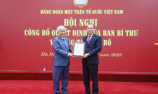 Ông Đỗ Văn Chiến, Chủ tịch Ủy ban Trung ương MTTQ Việt Nam trao quyết định điều động, chỉ định cho ông Hoàng Công Thủy. Ảnh: Phạm Đông