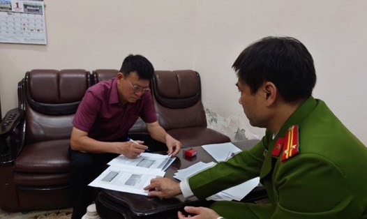 Công an làm việc với ông Đào Hữu Long - Giám đốc Trung tâm đăng kiểm xe cơ giới Thừa Thiên Huế 75-01S và 75-02S. Ảnh: Công an cung cấp.