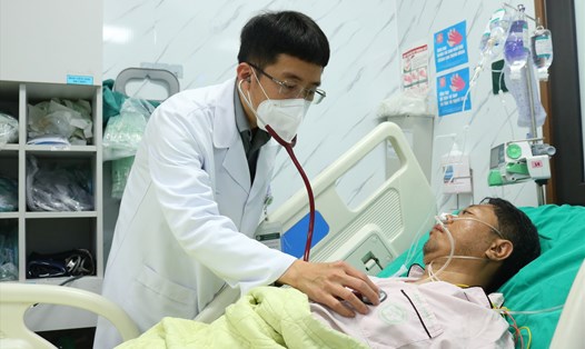 PGS Mai Duy Tôn cứu chữa cho một bệnh nhân đột quỵ. Ảnh: Thế Anh