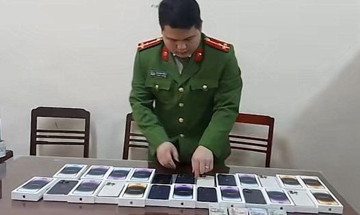 Công an kiểm đếm vật chứng vụ trộm 17 điện thoại IPhone 14 Pro Max. Ảnh: Linh Lan