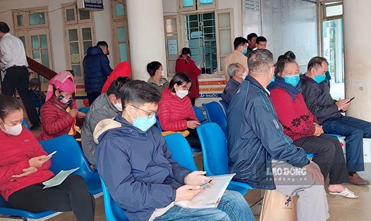 Người dân xếp hàng chờ khám bệnh tại Bệnh viện Đa khoa tỉnh Điện Biên. Ảnh: Văn Thành Chương