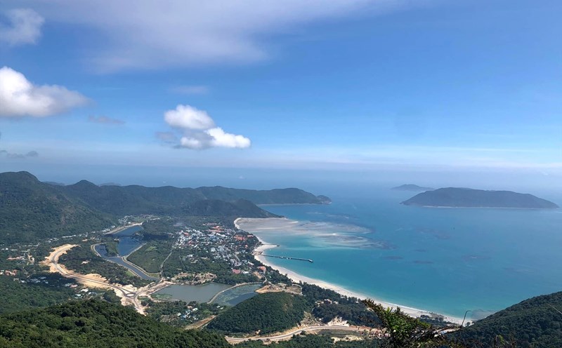 Trung tâm Côn Đảo nhìn từ trên cao. Ảnh: Mạnh Cường