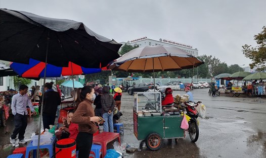 Người dân chiếm toàn bộ vỉa hè đại lộ Lê nin trước cổng Bệnh viện Hữu nghị đa khoa Nghệ An để họp chợ. Thực hiện: Quang Đại