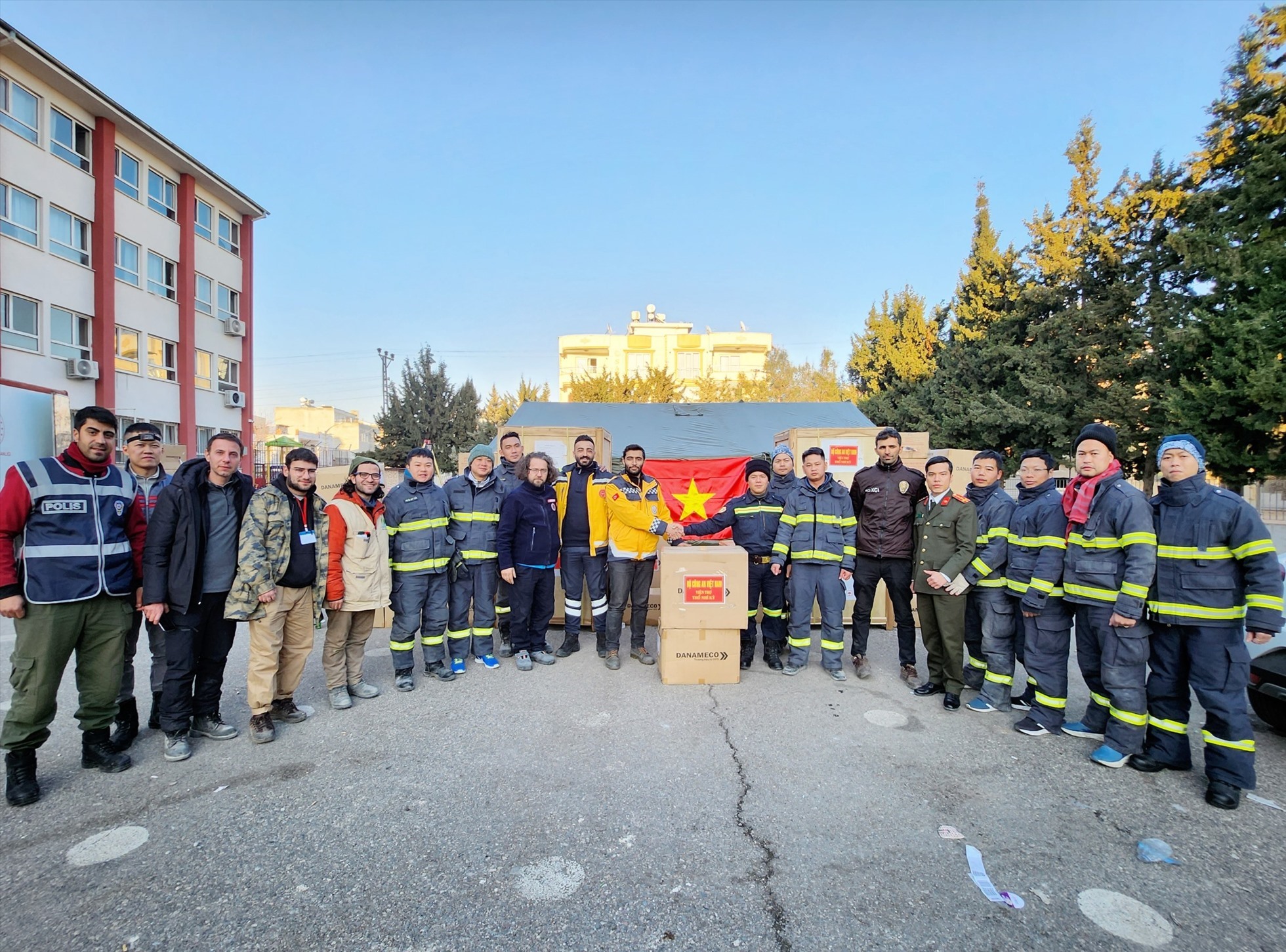 Đoàn hỗ trợ tìm kiếm nạn nhân động đất của Công an Việt Nam trao tặng Thổ Nhĩ Kỳ 2 tấn thiết bị y tế, chiều 12.2.  Ảnh: Cục Cảnh sát Phòng cháy chữa cháy và cứu nạn cứu hộ