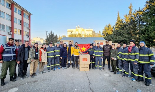 Đoàn hỗ trợ tìm kiếm nạn nhân động đất của Công an Việt Nam trao tặng Thổ Nhĩ Kỳ 2 tấn thiết bị y tế, chiều 12.2.  Ảnh: Cục Cảnh sát Phòng cháy chữa cháy và cứu nạn cứu hộ