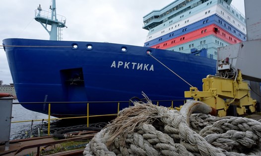 Tàu phá băng chạy bằng năng lượng hạt nhân Arktika của Nga neo đậu Ở cảng Saint Petersburg ngày 22.9.2020. Ảnh: AFP