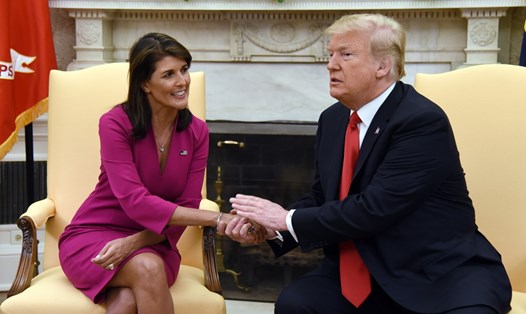Tổng thống Donald Trump và Đại sứ Nikki Haley tại Phòng Bầu dục, Nhà Trắng, ngày 9.10.2018. Ảnh: AFP