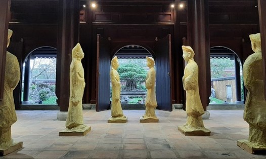 Những bức tượng bằng giấy đặt ở vườn Thiệu Phương trong Đại Nội. Ảnh: Quang Tiến