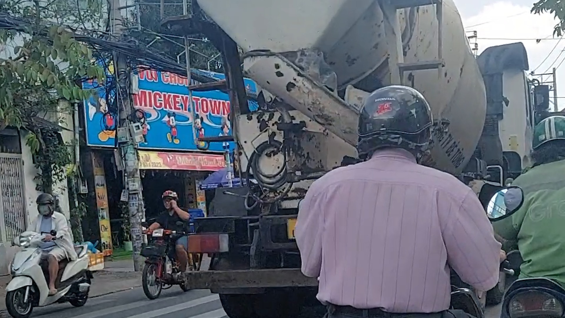 Xe trộn bê tông Công ty Hoàng Sở  ngang nhiên đi vào giờ cấm, đường cấm. Ảnh: PV