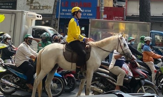 CSGT tiến hành xử phạt đối với người đàn ông cưỡi ngựa đi vào đường của xe cơ giới. Ảnh: CACC