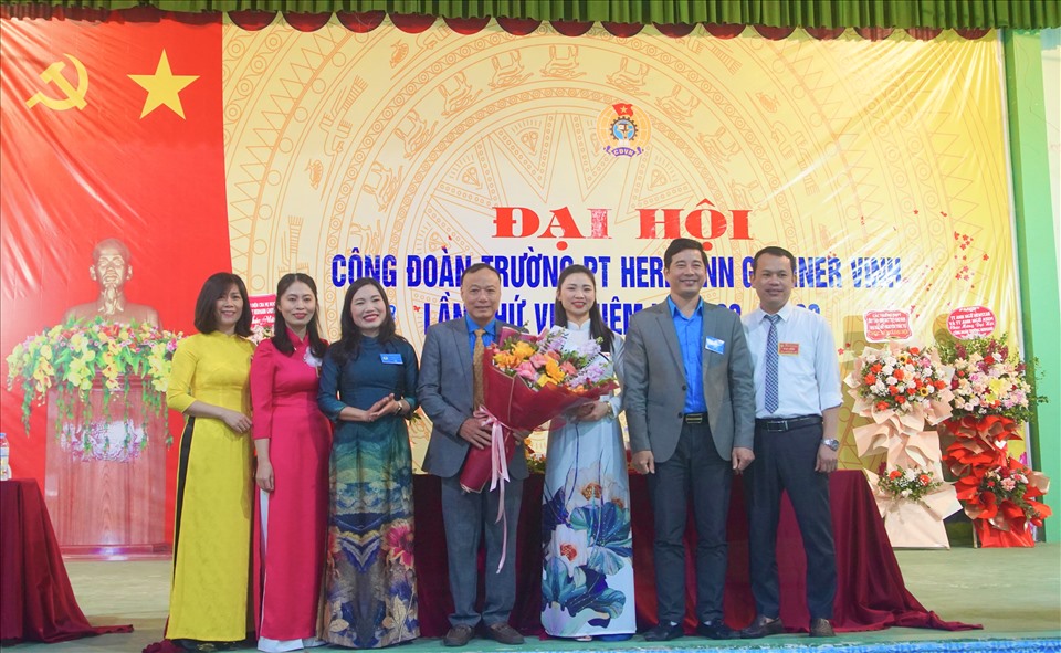 Lãnh đạo Công đoàn Ngành giáo dục Nghệ An và lãnh đạo nhà trường tặng hoa chúc mừng BCH Công đoàn trường PT Hermann Gmeiner Vinh. Ảnh: Quỳnh Trang